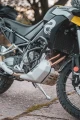 Givi-TN6710-osłony-silnika-gmole-na-motocyklu-Aprilia-widok-od-przodu