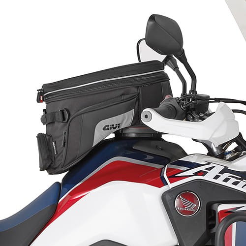 Givi-BF25-tanklock-na-motocyklu-Honda-Africa-Twin