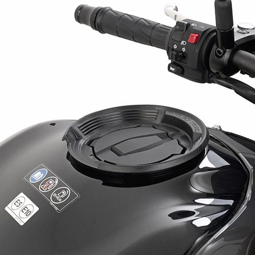 Givi-BF29-tanklock-na-motocyklu-Kawasaki