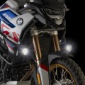 Halogeny-LED-Givi-S312-na-gmolach-BMW-F900GS-wlaczone