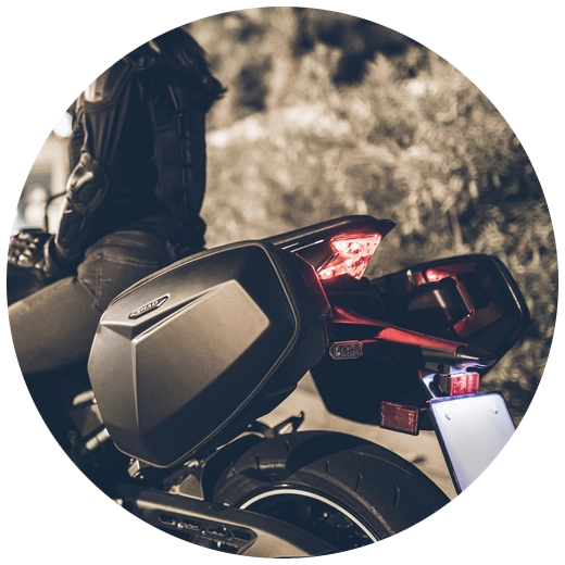 Sakwy boczne Shad E48SR na motocyklu