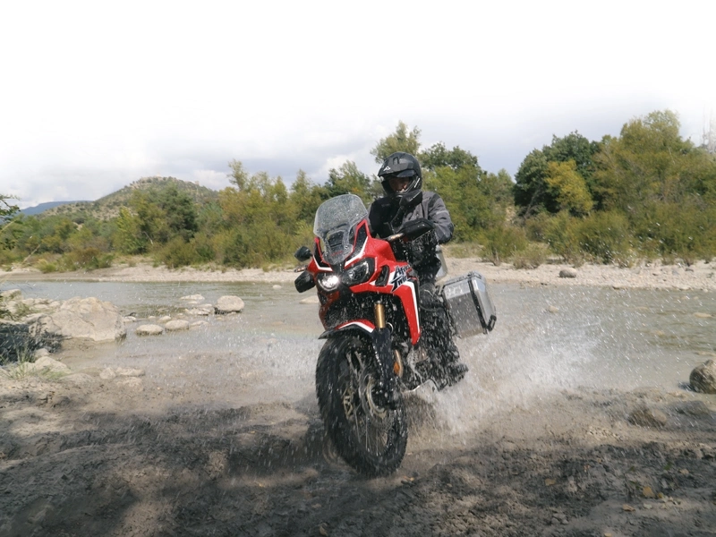 SHAD TR47 lewy kufer aluminiowy na motocyklu