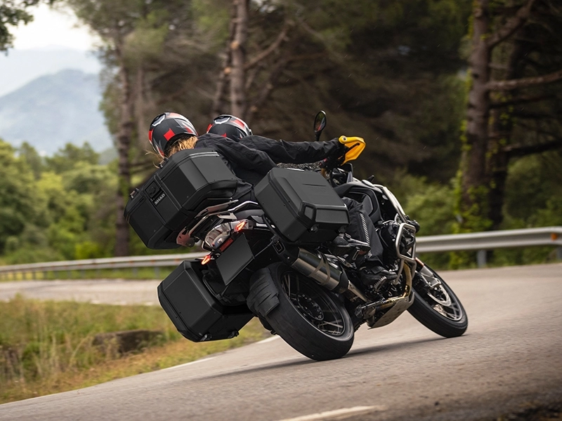 Kufer SHAD TERRA TR55 cały czarny na motocyklu