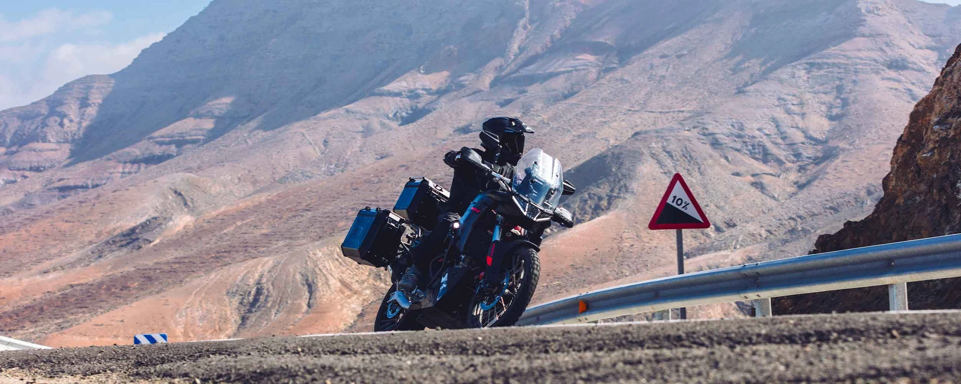 Komplet kufrów KVOYAGER na motocyklu Aprilia