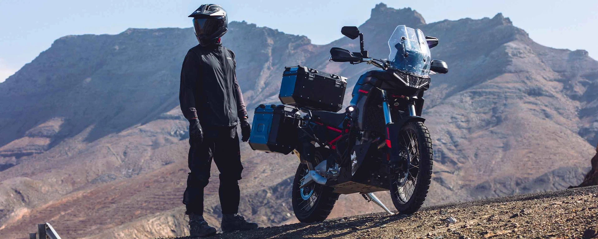 Komplet kufrów KVOYAGER na motocyklu Aprilia