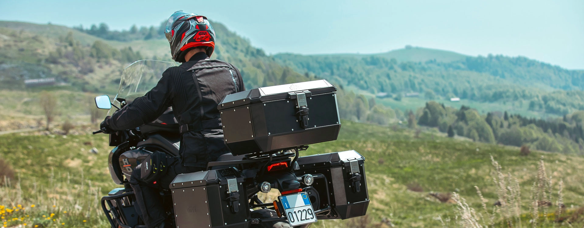 Kufer Givi Trekker Alaska ALA56B na motocyklu podczas podróży