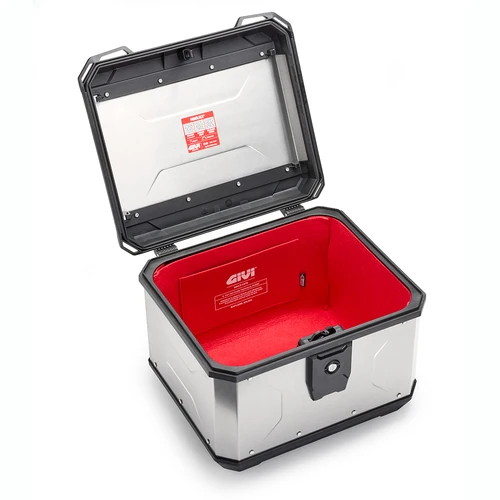 Środek kufra wypełniony filcem ochronnym