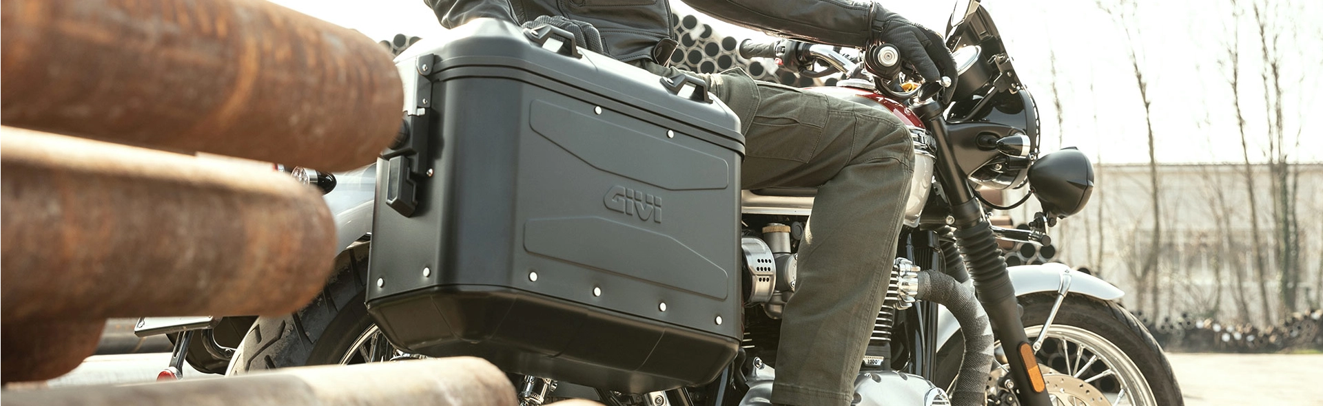 Kufry boczne Givi Trekker Dolomiti o pojemności 36 litrów na motocyklu