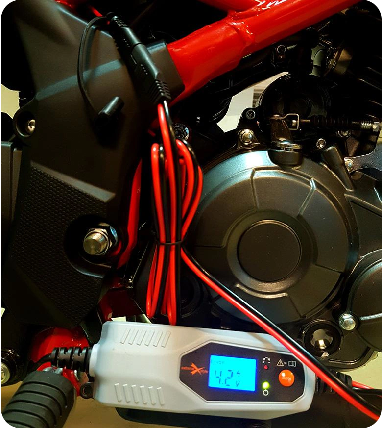 Ładowarka SBC-LI144 podłączona do motocykla